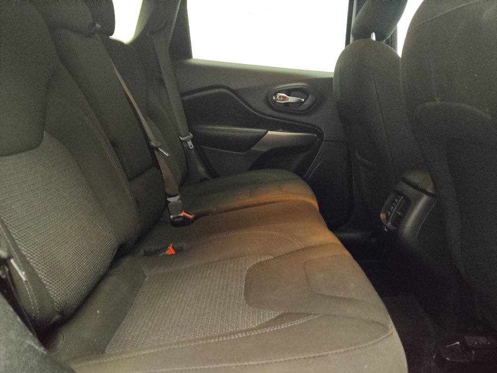 Used 2021 Jeep Cherokee Latitude w/ Mopar Interior Package FWD image 19