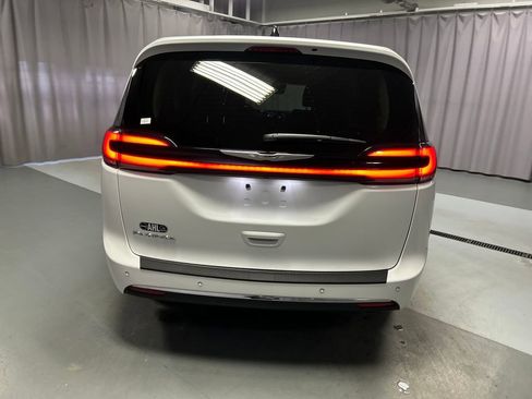 Used 2024 Chrysler Pacifica Touring-L image 6