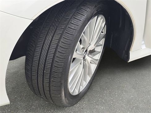 Used 2020 Toyota Camry XLE image 32