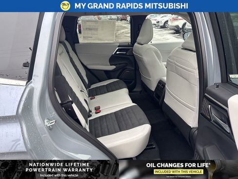 New 2026 Mitsubishi Outlander SE image 16