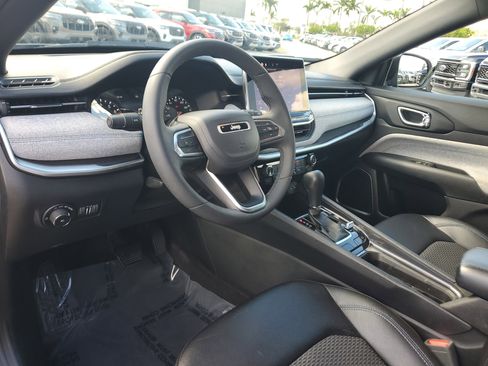 Used 2023 Jeep Compass Latitude image 9