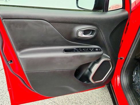 Used 2022 Jeep Renegade Latitude AWD/4WD image 10