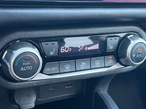 Used 2025 Nissan Versa SR FWD image 21