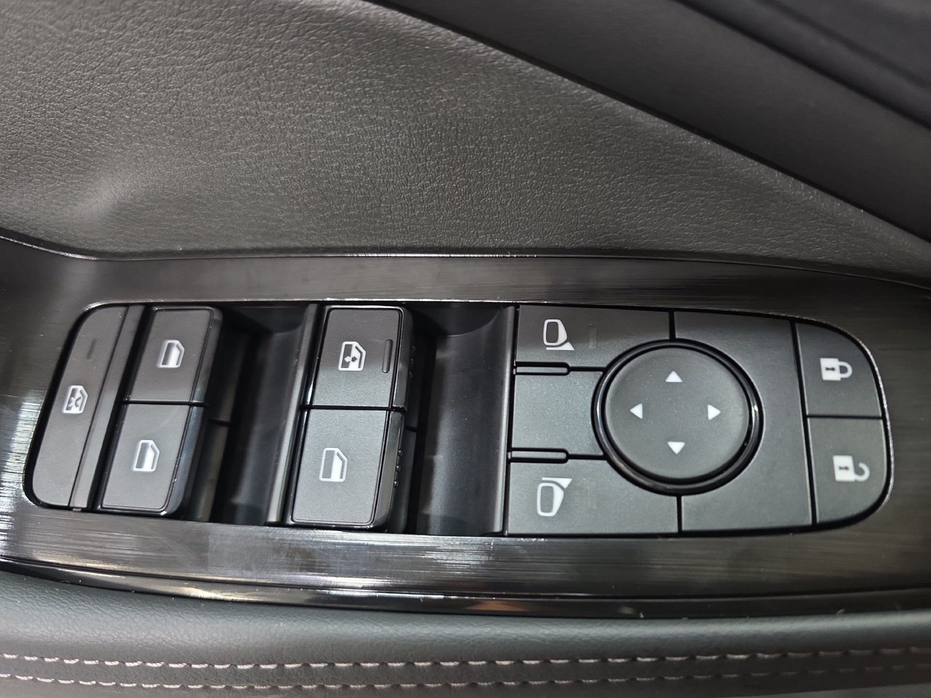 New 2026 Nissan Rogue SV w/ Cold Weather Package AWD/4WD image 27