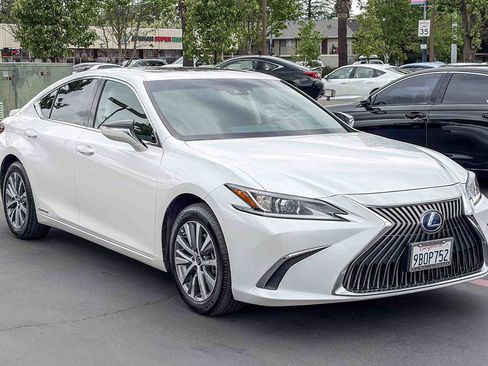 Used 2021 Lexus ES 300h w/ Accessory Package image 5