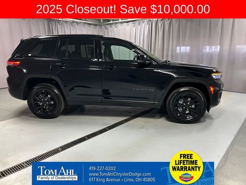 New 2025 Jeep Grand Cherokee Altitude image 8