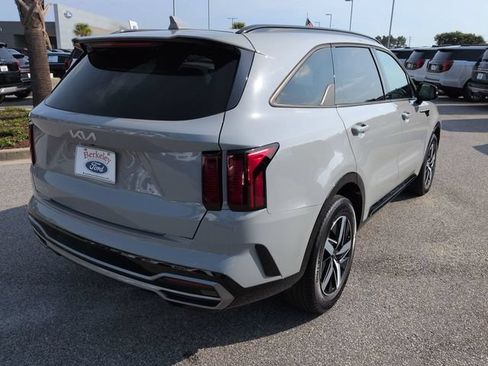 Used 2023 Kia Sorento EX w/ Panoramic Sunroof Package FWD image 4