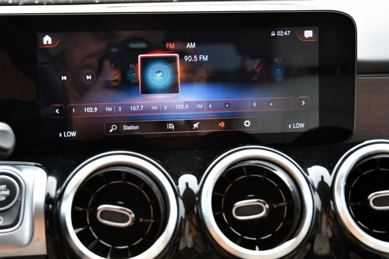 Used 2022 Mercedes-Benz GLB 250 w/ Premium Package image 13