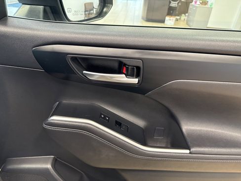 Used 2020 Toyota Highlander XLE image 22
