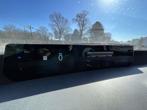 New 2025 Ford Expedition Active image 17