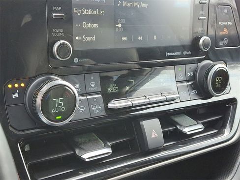 Used 2020 Toyota Highlander XLE image 18