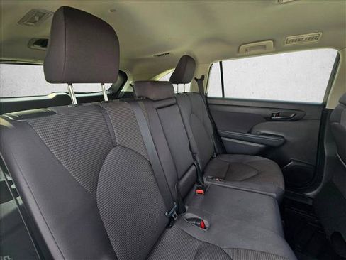 Used 2022 Toyota Highlander LE FWD image 19