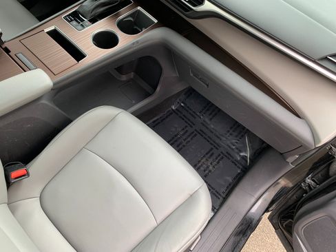 Used 2022 Toyota Sienna XLE image 38