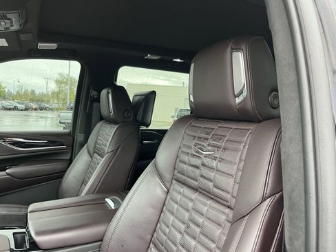 Used 2023 Cadillac Escalade ESV V w/ LPO, ONYX Package AWD/4WD image 17