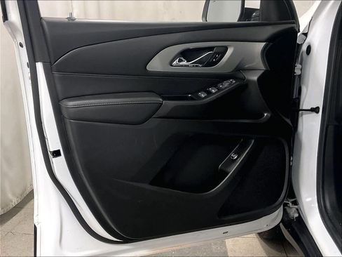 Used 2023 Chevrolet Traverse LT image 9