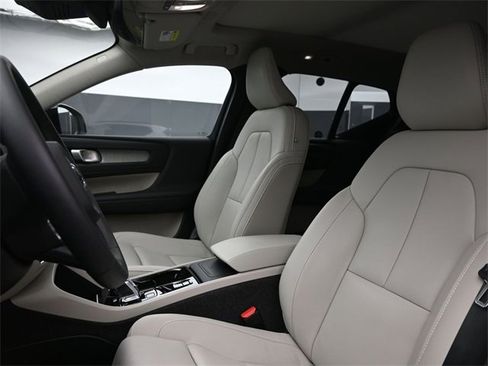 Used 2025 Volvo XC40 B5 Plus w/ Protection Package Premier image 9