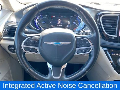 Used 2021 Chrysler Pacifica Touring-L image 9