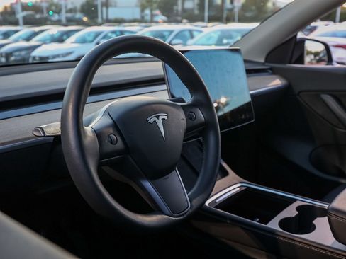 Used 2022 Tesla Model Y Long Range image 14