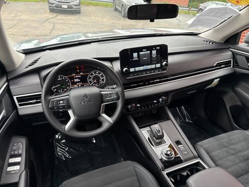 Used 2024 Mitsubishi Outlander SE image 12
