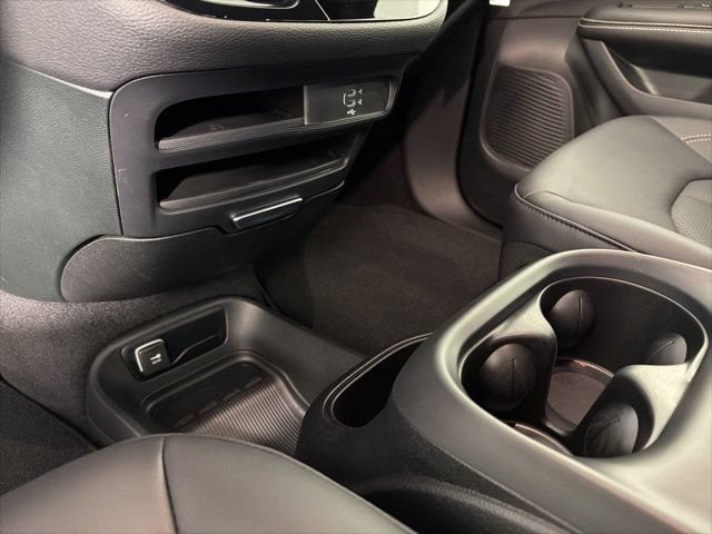 New 2026 Chrysler Pacifica Select AWD/4WD image 16