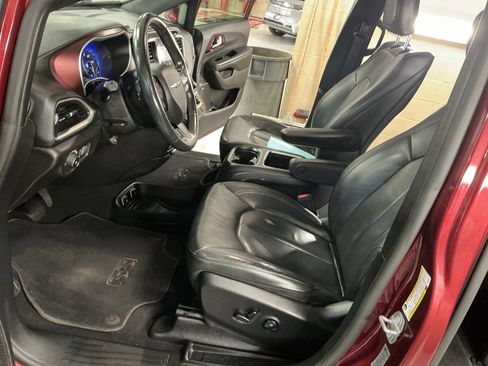 Used 2020 Chrysler Pacifica Touring-L image 11