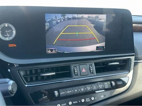 Used 2022 Lexus ES 300h w/ Premium Package image 9
