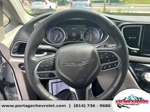 Used 2023 Chrysler Pacifica Touring-L FWD image 14