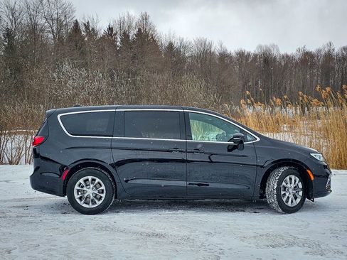 New 2026 Chrysler Pacifica Select FWD image 2