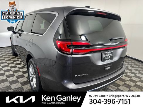Used 2023 Chrysler Pacifica Touring-L AWD/4WD image 4