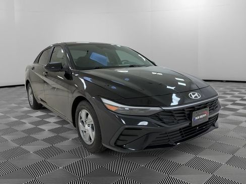 Used 2024 Hyundai Elantra SE FWD image 7