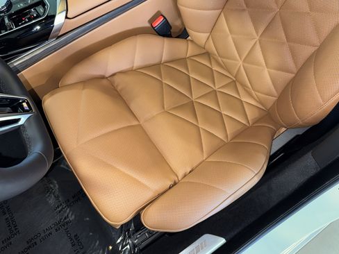 Used 2025 BMW 740i xDrive image 36