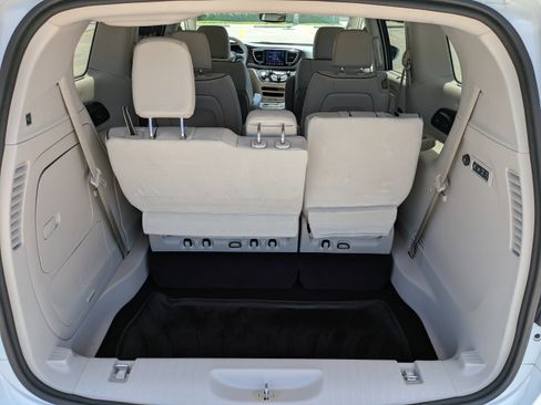 Used 2019 Chrysler Pacifica Limited w/ Advanced Safetytec Group image 17