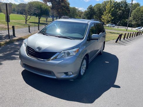 Used 2012 Toyota Sienna XLE image 11