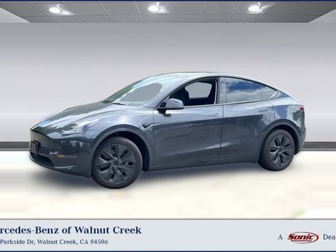 Used 2025 Tesla Model Y Long Range RWD image 1