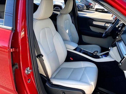 Used 2019 Volvo XC40 T4 Momentum image 8