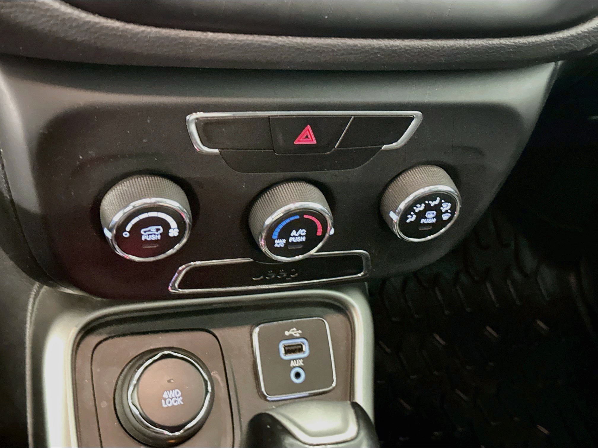 Used 2018 Jeep Compass Latitude AWD/4WD image 23