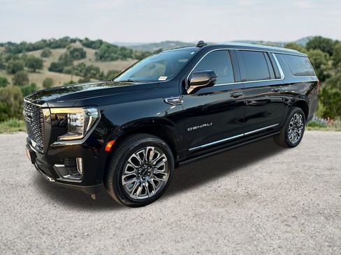 Used 2023 GMC Yukon XL Denali Ultimate AWD/4WD image 3