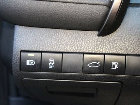 Used 2018 Toyota Camry SE FWD image 19
