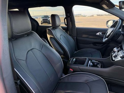 New 2026 Chrysler Pacifica Limited image 27