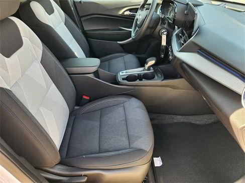 Used 2025 Chevrolet Trax LS w/ LS Convenience Package image 14