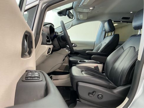 Used 2024 Chrysler Pacifica Touring-L FWD image 14