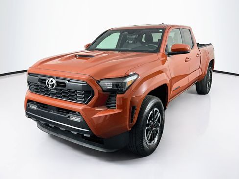 Used 2025 Toyota Tacoma TRD Sport AWD/4WD image 3