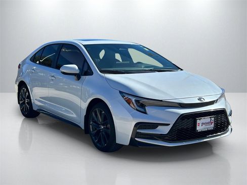Used 2025 Toyota Corolla SE image 3