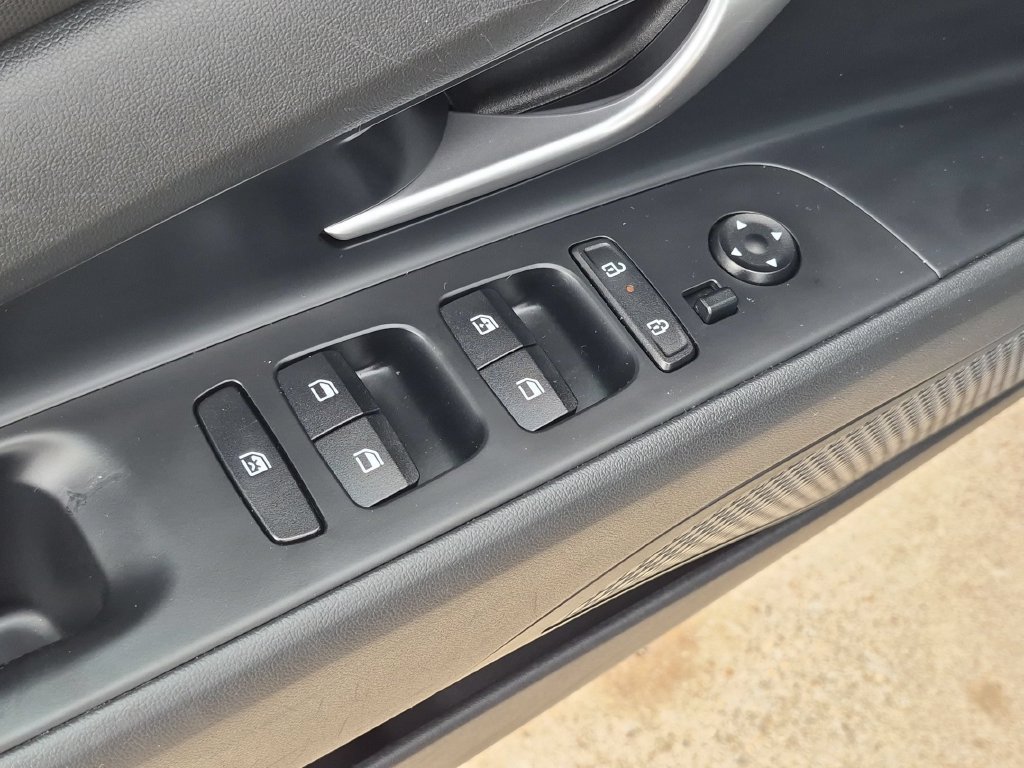 Used 2025 Hyundai Elantra SEL FWD image 13