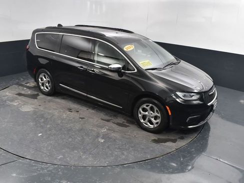 Used 2023 Chrysler Pacifica Limited FWD image 39