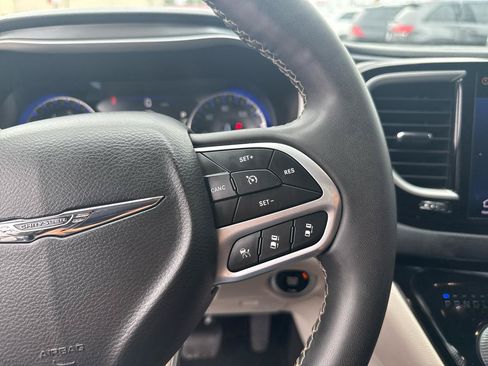 Used 2022 Chrysler Pacifica Touring-L FWD image 22