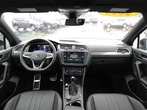 Certified 2023 Volkswagen Tiguan SE R-Line image 21