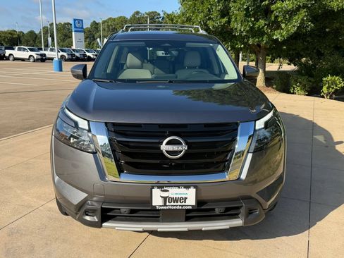 Used 2025 Nissan Pathfinder SL FWD image 2