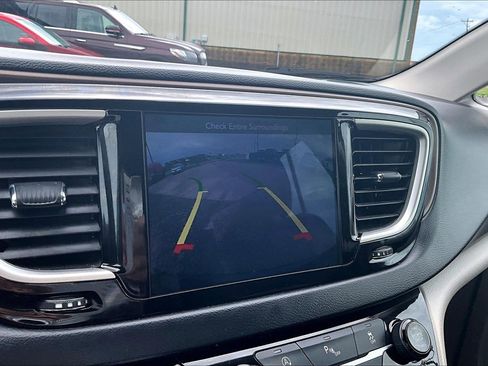Used 2017 Chrysler Pacifica Touring-L FWD image 29