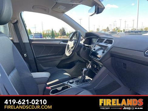Used 2022 Volkswagen Tiguan SE image 30